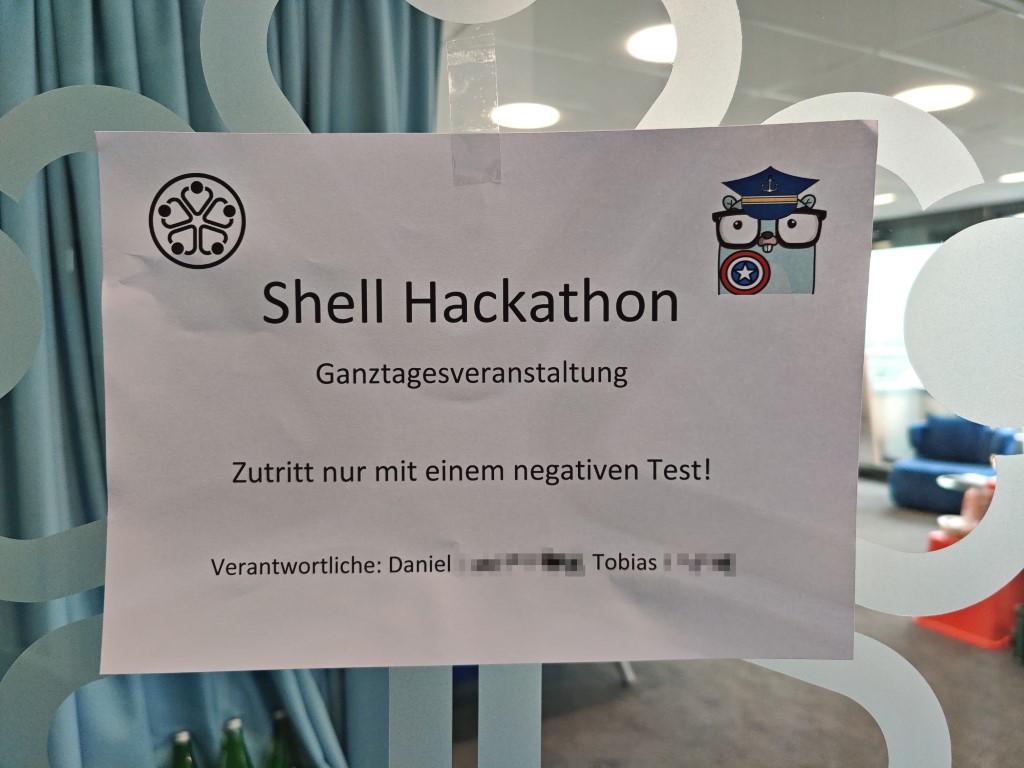 Unser Hackathon-Schild (Angepasst an gültige Corona-Verordnung)